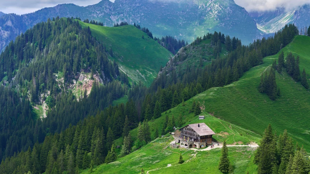 Photo d'une maison au coeur des montages dans le canton de Fribourg - NIMSuisse opère dans ce secteur